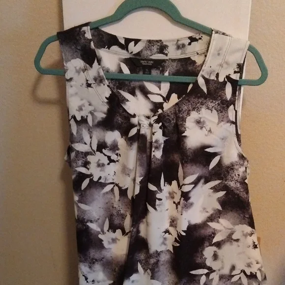 Simply Vera Vera Wang Black and White Floral Blouse - Picture 1 of 4
